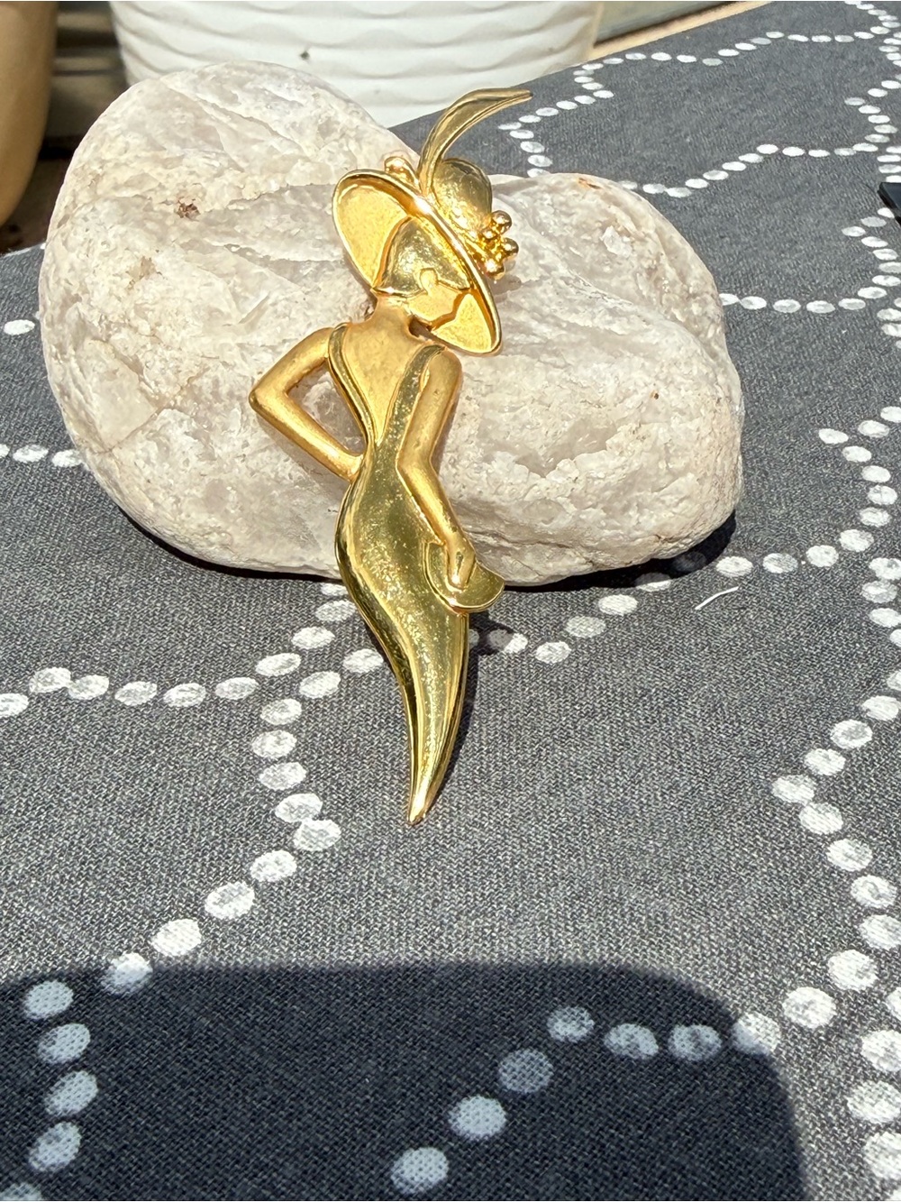 EUC Lady Remington Vintage 1980's gold-tone fashion woman hat brooch